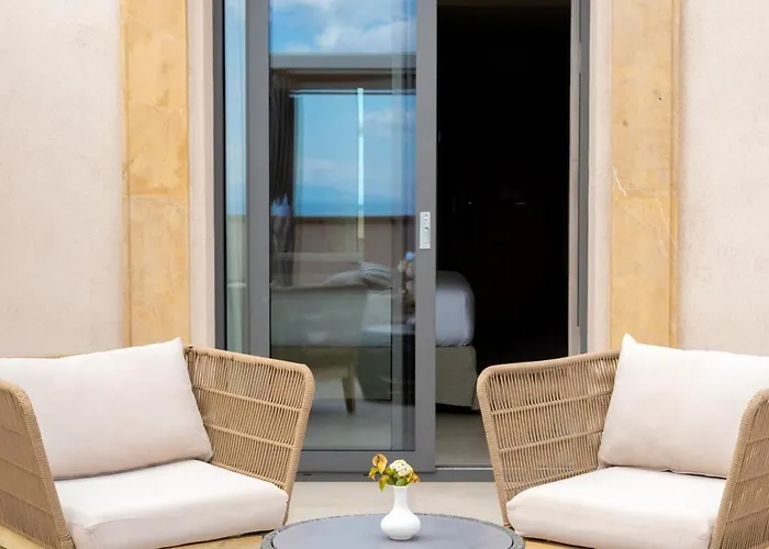 מלון Fiorita Boutique 4*