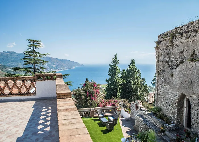 מלון Fiorita Boutique 4*